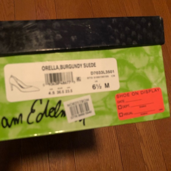 Plum suede Pointed toe pump. - Picture 4 of 4